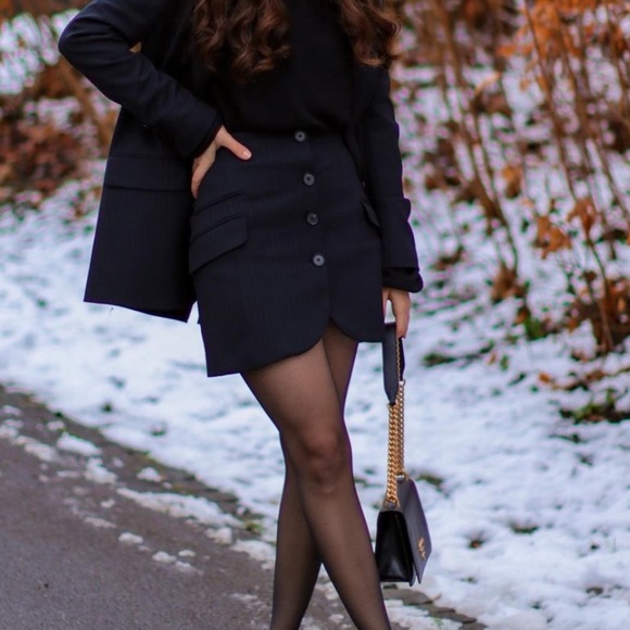 Mini skirt with pockets and button detail in front - Picture 5 of 9